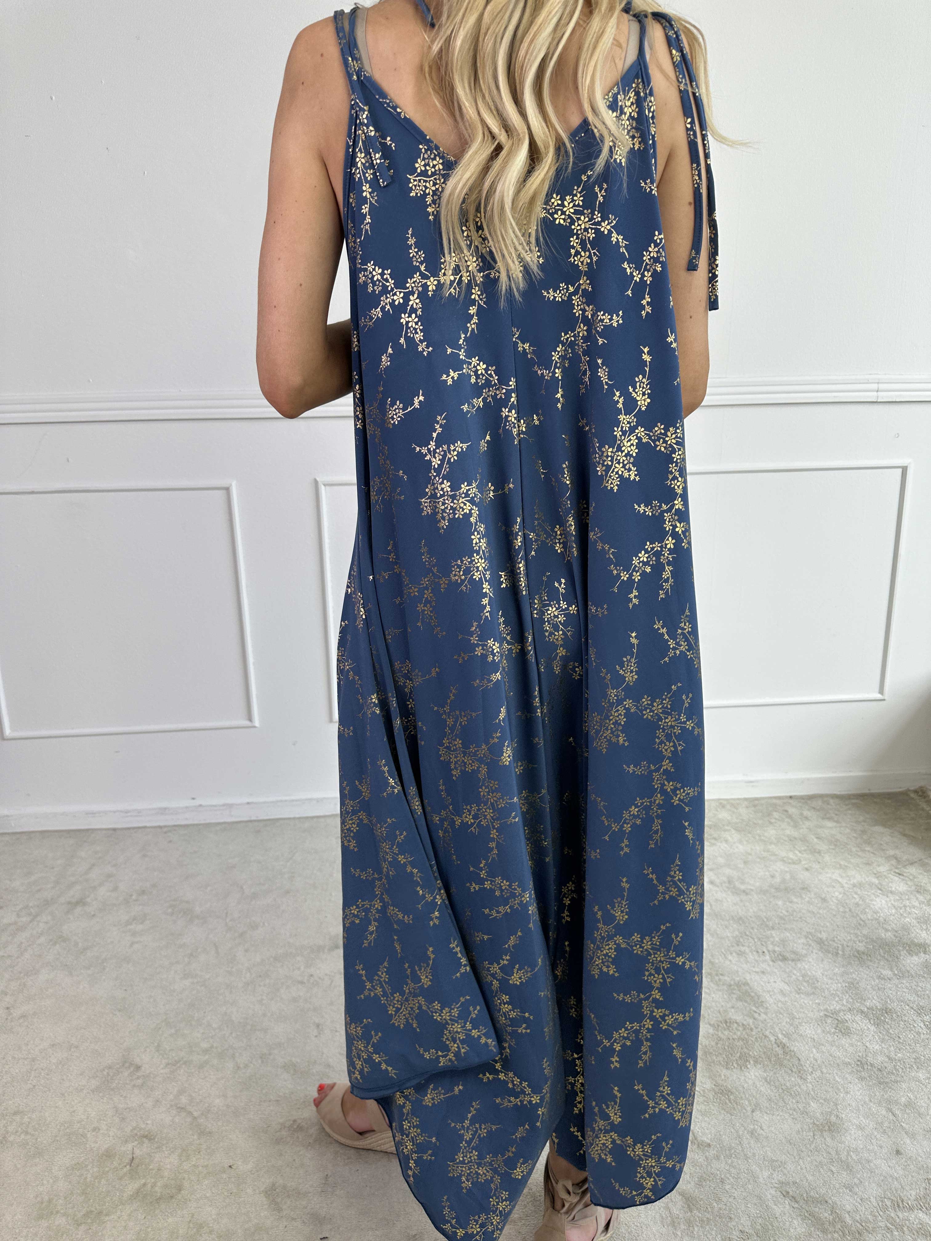 Maisie Gold - Axelremsklänning i elastiskt material med guld mönster